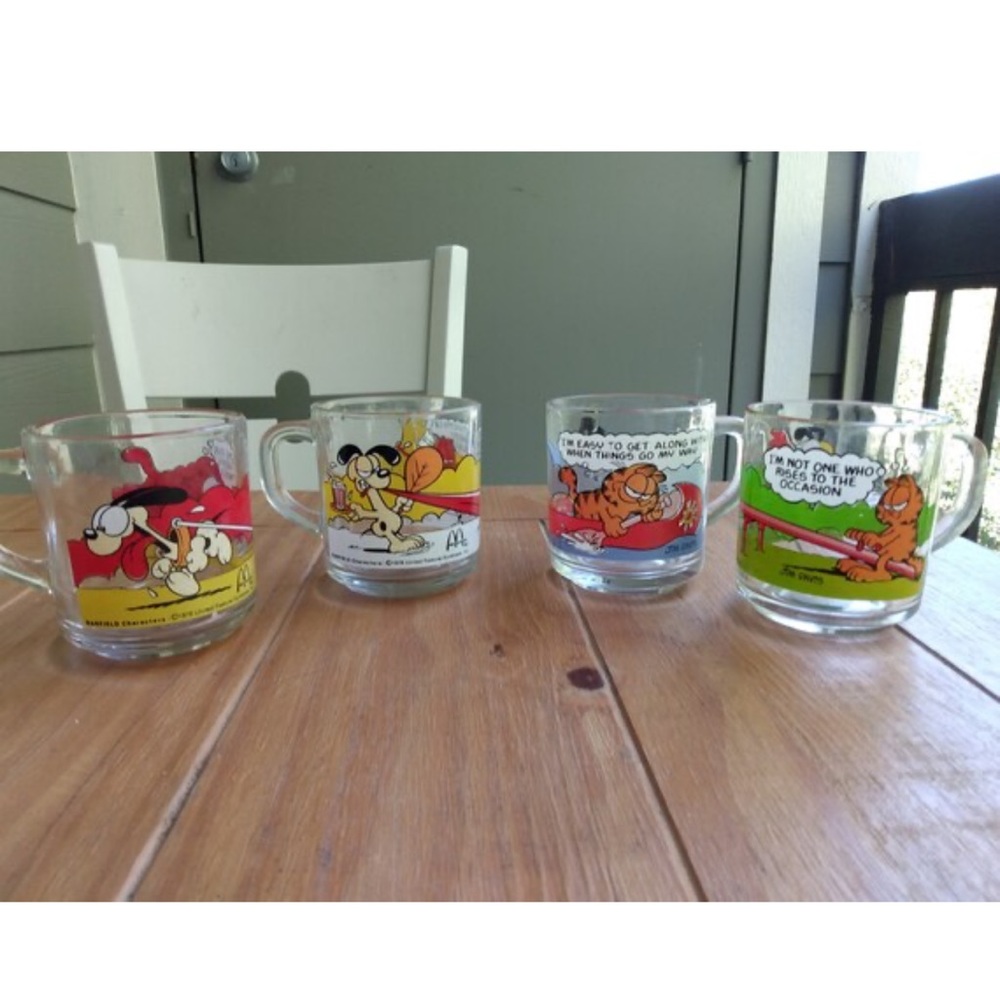 Vintage glass mugs sold by Mcdonald 1970s Garfield cartoon. Set of 4